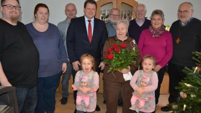 Bild: jr
Über zahlreiche Gratulanten freute sich am Donnerstag Kristina Tretter. Im Bild (von links) Schwiegersohn Michael, Tochter Carmen, Sohn Gerwin, 2. Bürgermeister Stefan Grillmeier, Josef Fennerl, Jubilarin Kristina Tretter, Walter Siller, Maria Kraus, sowie Stadtpfarrer Anton Witt sowie vorne die Zwillings-Enkelkinder Hermine (links) und Josepha.