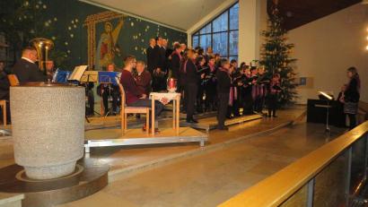 Bild: adj
Unter der Leitung von Marina Wildenauer präsentiert der Chor adventliche Lieder in der Pfarrkirche.