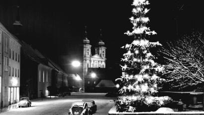 Bild: Sammlung Treml/exb
Der öffentliche Christbaum auf seinem ersten Standort in der Anlage gegenüber der Sparkasse vor der ehemaligen „Glück-Villa“.