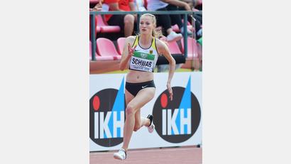 Bild: Iris Hensel
Top: Corinna Schwab, die 2018 so richtig durchstartete: Mit der 4x100-Meter-Staffel wurde die 19-jährige Leichtathletin Weltmeisterin bei der U20-WM in Finnland. Sie belegte – noch im Trikot des TV Amberg – den dritten Platz bei der Deutschen Meisterschaft über 400 Meter und wurde vor kurzem vom Bayerischen Leichtathletikverband mit dem „Bayern-Star-Löwen“ geehrt. (Reiner Fröhlich)