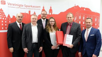 Bild: jma
Michael Sporrer (Zweiter von rechts) wird für sein Engagement beim Verein "Hilfe für Anja" geehrt. Von links: Sparkassen-Vorstandsvorsitzender Josef Pflaum (von rechts), Bürgermeister Jürgen Kürzinger, Landrat Andreas Meier, Tochter Tanja Sporrer und Vorstand Gerhard Hösl.