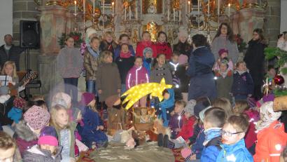 Bild: jzk
Mit dem "Sternenlied“ hat der neue Kinderchor bei der Heilig-Abend-Andacht seinen ersten Auftritt.