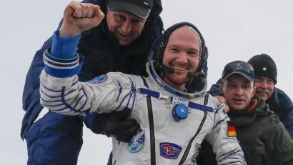 Bild:  Shamil Zhumatov/dpa
Astronaut Alexander Gerst ballt die Faust nach der Landung aus der Sojus-Raumkapsel in der Nähe der Stadt Scheskasgan.