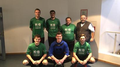 Bild: gel
Beim Schiedsrichter-Futsalturnier in Neumarkt überraschten die Amberger Referees mit Platz eins. Stehend von links: Julian Roidl (DJK Ensdorf), Thomas Ehrnsperger (1.FC Rieden), Thomas Hüttner (1.FC Schlicht) und Obmann Thomas Gebele. Kniend von links: Jonas Kohn (SC Germania Amberg), Felix Hahn und Philipp Götz (beide TSV Theuern).