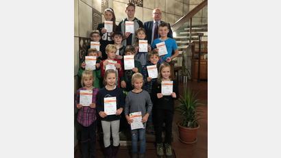 Bild: exb
Diese Kinder und Jugendlichen konnten zusammen mit 3. Bürgermeister Hans-Jürgen Reitzenstein (oben rechts) zu Recht stolz auf den Erwerb des Deutschen Sportabzeichens beim TV sein.