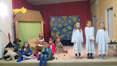 Bild: jzk
Die biblische Geschichte von der Herbergssuche bis zur Geburt des Jesuskindes im Stall von Bethlehem stellen die Buben und Mädchen von der Schulspielgruppe szenisch dar.
