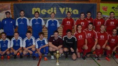 Bild: dob
Die Fußballer der SpVgg Vohenstrauß (rote Trikots) gewannen den Grenzlandcup 2018. Der Gastgeber des SV Altenstadt/Voh. (blaue Trikots) schaffte zum fünften Mal in Folge den Sprung ins Finale.