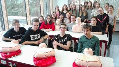 Bild: exb
Die Schüler der Klasse 10b üben an den Mini-Anne-Puppen die Herz-Druck-Massage .