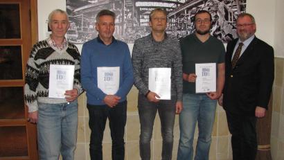 Bild: sei
Firmenchef Anton Forster (rechts) ehrt langjährige Mitarbeiter. Eine Urkunde für zehnjährige Firmenzugehörigkeit erhalten (von links) Alexander Wilmann, Wolfgang Sommer, Achim Rosner und Stefan Meixner.