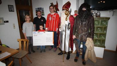 Bild: bjp
Ein Dankeschön von "Kinderkrebshilfe"-Vorstandsmitglied Waltraud Wagner (links) und ein Lob von Nikolaus und Krampus empfing der Preißacher FC-Bayern-Fanclub "Red October" (Dritter von links: Vorsitzender Stefan Hader) für seine 500-Euro-Spende. Bild: bjp