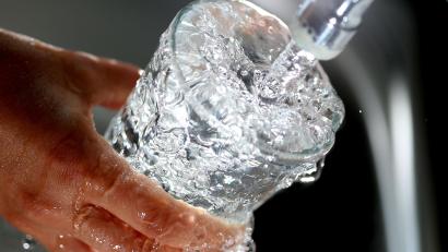 Bild: Oliver Berg/dpa
Symbolbild Trinkwasser.