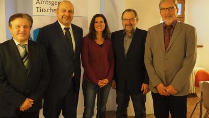 Bild: kro
Justizverwaltungsinspektor Franz Fichtner wurde in den Ruhestand verabschiedet. Unser Bild zeigt von links Personalrat Konrad Schedl, Geschäftsführer Reinhard Dotzauer, Birgit Vogel (Nachfolgerin von Franz Fichtner), Franz Fichtner und den Direktor des Amtsgerichts, Thomas Weiß.