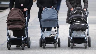 Bild: Foto: Marcus Brandt dpa/lno
Drei Frauen schieben am Donnerstag (19.11.2009) ihre Kinderwagen über die Strandpromenade des Ostseebads Travemünde. +++(c) dpa - Report+++ | Verwendung weltweit