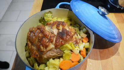 Bild: Gabi Schönberger
Eine gute halbe Stunde schmort das Fleisch nach dem Braten noch einmal auf dem Bett auf Wintergemüse.