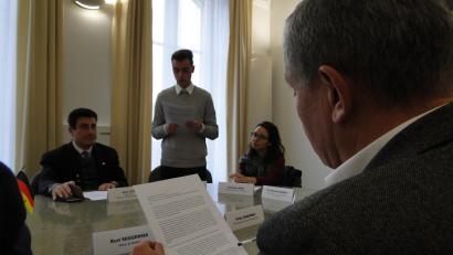 Bild: esa
Philipp Franz (Zweiter von links), arbeitet gerade ein Jahr in Issy. Der Delegation berichtet er von seinen Erfahrungen. Weidens Oberbürgermeister Kurt Seggewiß, Clémence Ulm und Alain Levy (von rechts) hören zu.