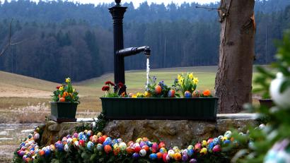 Bild: Tatjana Sichelstiel
In Sinnleithen stand im Jahr 2018 einer der vielen sehenswerten und liebevoll dekorierten Osterbrunnen der Region.