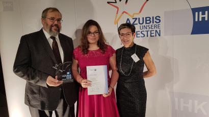 Bild: exb
Stolze Familie: Anna-Maria Münch (Mitte) hält die Urkunde, Vater Martin Münch (mit Preis) und Tante Lisa Nerlich gratulieren.
