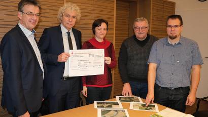 Bild: Landratsamt Tirschenreuth/exb
Insgesamt 2000 Euro haben die Mitarbeiter des Landratsamt gesammelt. Von links: Pressesprecher Walter Brucker, Landrat Wolfgang Lippert, Kreisfachberaterin Manuela Pappenberger, Heribert Hasenfürter und Martin Weiß von der Tiefbauverwaltung.