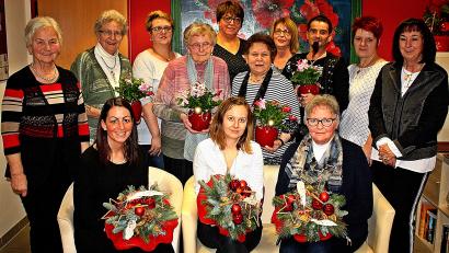Bild: R. Kreuzer
Hilde Zebisch (links) und Silvia Zeitler (5. von links, stehend) ehren langjährige und ausgeschiedene Mitarbeiter des AWO-Seniorenheims Franz Zebisch und ehrenamtliche Kräfte.