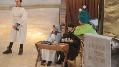 Bild: Kunz
Ein kleiner, grüner Außerirdischer beobachtet beim Krippenspiel in St. Michael von seinem Raumschiff aus die Geburt Jeus.