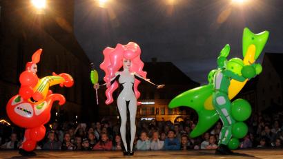Bild: Stephan Huber
Tausende Besucher strömen bei der fünften Luftnacht durch die Altstadt - und sehen eine schrill bunte Show auf der Bühne.