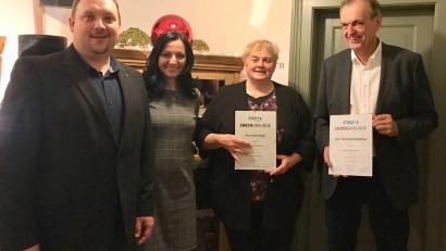 Bild: exb
Mit den Jubilaren Angela Burger (Zweite von rechts) und Gerhard Schmelzer (rechts) freuen sich von links CSU-Ortsvorsitzender Mario Rabenbauer und die designierte Bürgermeisterkandidatin Margit Bayer.