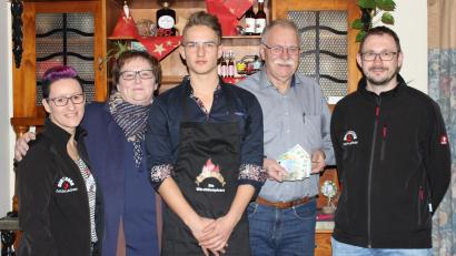 Bild: pko
Richard Winderl (Zweiter von rechts) und Marktladen-Geschäftsführerin Claudia Bauer (Zweiter von links) mit den weiteren Unterstützern der Sternstunden-Aktion.