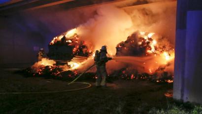 Bild: ch
Im Juni brennen im Landkreis Schwandorf Anhänger mit Heu unter einer Brücke der B 85.