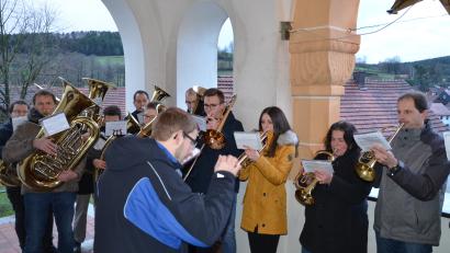 Bild: ga
Die Blaskapelle Auerbachtal lud mir weihnachtlichen Liedern vom Portal der Unterauerbacher Pfarrkirche musikalisch zur Christmette ein.