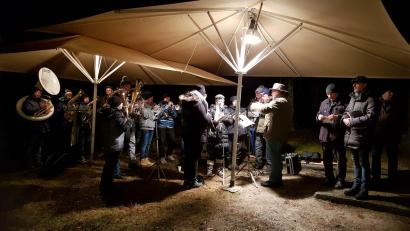 Bild: exb
Die Stadtkapelle Waldsassen gestaltet die Waldweihnacht im "Oicherlwold" musikalisch. Von rechts Stadtpfarrer Thomas Vogl und "Tschieberl" Karlheinz Hoyer, der die Traditionsveranstaltung am Freitag vor Weihnachten zusammen mit Paul Stellmach und Andreas Grillmeier organisiert hatte.