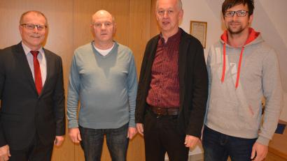 Bild: jr
Bürgermeister Max Bindl mit dem Behindertenbeauftragten Richard Eckstein, dem Seniorenbeauftragten Konrad Härtl und dem Jugendbeauftragten Wolfgang Pötzl (von links).