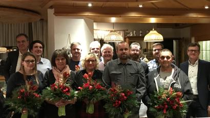 Bild: fpoz
Verdiente Mitarbeiter ehrt die Firma Schmelzer bei der Weihnachtsfeier. Im Bild von links Geschäftsführer Gerhard Schmelzer, Kerstin Wührl, Peter Schmelzer, Renate Russ, Michael Geiger, Sabrina Pirner, Gerhard Kraus, Friedrich Schaller, Markus Beer, Markus Greger, Enrico Becker, Wolfgang Hohlstein, Geschäftsführer Helmut Keck.