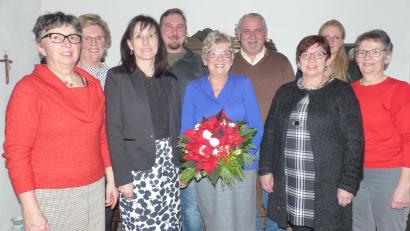Bild: sl
Das Geburtstagskind Roswitha Hirmer mit Blumen im Beisein ihres Sohnes Florian (links von ihr) und den politischen Gratulanten von CSU- FU und KAB