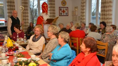 Bild: dob
Christus geht auch am Heiligabend durch die Krankenhäuser. Für die Kranken scheint an Weihnachten ein Licht, aus dem sie Kraft schöpfen können. In der Krebsselbsthilfegruppe von Lotte Hofmann zog am vierten Adventssonntag im Rotkreuzhaus Ruhe und Besinnlichkeit ein. Der Nikolaus brachte Geschenke.
