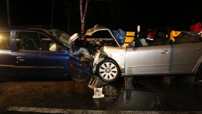 Bild: rw
Zwei Autos stoßen auf der Staatsstraße 2177 bei Waldershof frontal zusammen.