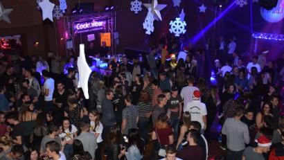 Bild: fla
Viele junge Leute kommen am Samstagabend in die Stadthalle, um bei der "Mad Christmas Party" richtig abzufeiern.