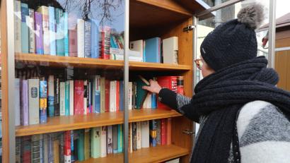 Bild: Gerhard Götz
Wer Lesefutter braucht, kann im Bücherschrank auf dem Marktplatz stöbern.
