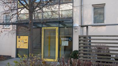 Bild: cfd
Die Geschäftsstelle des Hospizvereins an der Heiner-Fleischmann-Straße 4 in Amberg ist Anlaufstelle für alle, die sich selbst aufs Sterben vorbereiten müssen oder nahe stehende Menschen dabei unterstützen möchten.