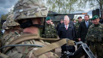 Bild: DOD-Photo by U.S. Air Force Staff Sgt. Jette Carr
Im Mai 2017 besuchte US-Verteidigungsminister Jim Mattis (Mitte) das deutsche Nato-Bataillon in Litauen. Rechts der Kommandeur des Panzergrenadierbataillons 122 aus Oberviechtach (Kreis Schwandorf), Oberstleutnant Christoph Huber.