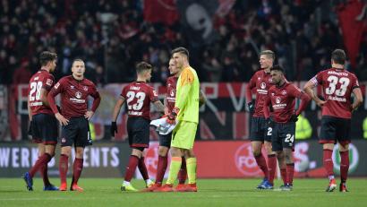 Bild: Timm Schamberger/dpa
Frust, Frust, Frust: Beim 1. FC Nürnberg lief in den vergangenen Wochen vor der Winterpause gar nichts mehr zusammen. Der Kader des Aufsteigers scheint qualitativ zu schwach, die Anfangseuphorie ist verflogen.
 	Bild: Timm Schamberger/dpa