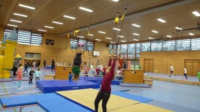 Bild: bk
Mehr als 80 Kinder tummeln sich an Heiligabend unter Aufsicht der TSG-Mitglieder in der Turnhalle.