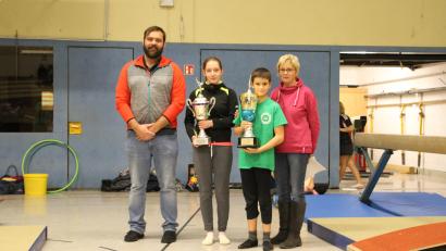 Bild: hä
Mit dem Albert-und-Brigitte-Zeidler-Pokal wurden heuer Hannah Schultes und Gabriel Schicker ausgezeichnet. Im Bild (von links): ATSV-Vorsitzender Jürgen Steinhauser, Hannah Schultes, Gabriel Schicker und Abteilungsleiterin Anneliese Kühn.