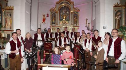 Bild: mmj
Die Interpreten glänzten beim Konzert der Grenzland Blaskapelle im Altarraum der Dorfkirche "Maria vom Siege" in Dietersdorf.