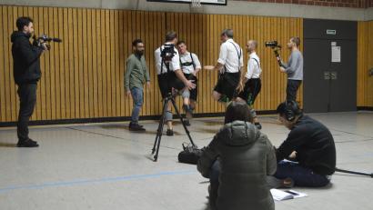 Bild: myd
Der Juchzer klappt auf Anhieb, an den Tanzschritten feilt Salim etwas länger. Aber der Spaß am Plattel-Crashkurs mit den Schwarzenbacher Schenkelzinterern als Teil eines OTH-Medienprojekts ist riesig.