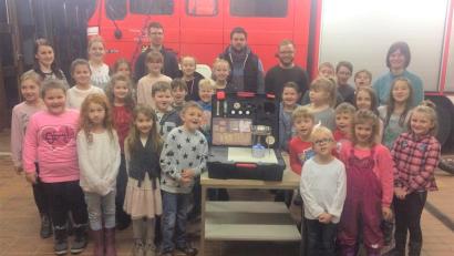 Bild: tu
Bild zeigt die Übergabe der Sachspende an die Kinderfeuerwehr durch die JU-Abordnung.