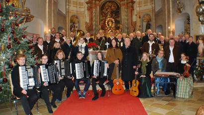 Bild: enz
Die Mitwirkenden des Weihnachtskonzertes: 1. Akkordeonorchester Waldsassen (links), Das Neualbenreuther Zwio Monika Kunz und Franz Danhauser (Mitte), die Neualbenreuther Saitn-Musik (rechts sowie der Männergesangsverein und die Blaskapelle Ernestgrün im Hintergrund mit Bürgermeister Klaus Meyer (ganz links hinten)