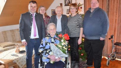 Bild: fz
Stadtpfarrer Hubert Bartel (rechts) und Bürgermeister Karlheinz Budnik (links) gratulieren Theresia Schedl zum 90. Geburtstag. Die Jubilarin ist geistig noch voll auf der Höhe.