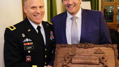 Bild: do
Das Weihnachtsgeschenk von General Christopher C. LaNeve an Bürgermeister Edgar Knobloch hat Symbolkraft. „Partnerschaft durch Freundschaft“ heißt es auf dem kunstvoll gestalteten Holzrelief, mit dem der US-Kommandeur andeutete: Arbeiten wir gemeinsam an einem guten Verhältnis zum Wohl beider Nationen.