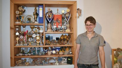 Bild: lue
Das Regal im Zimmer von Sommerbiathletin Kerstin Schmidt ist voll mit Medaillen und Pokalen. Seit 15 Jahren betreibt sie diesen Sport und bringt sich das meiste selber bei.