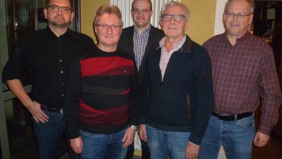 Bild: usc
Sie stellen sich für das Volksbegehren als Sprecher des lokalen Aktionskreises zur Verfügung (von links): Andreas Hoyer von den Imkern, Hans-Jürgen Bumes vom Bündnis 90/Die Grünen, Christoph Zollbrecht von der ödp, Peter Zahn vom Bund Naturschutz und Michael Scharl vom Landesbund für Vogelschutz.